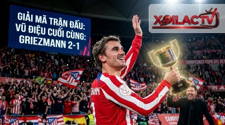 Ảnh chụp cận cảnh Antoine Griezmann của Atletico Madrid ăn mừng mãn nguyện với chiếc cúp Copa del Rey 2026 tại sân La Cartuja, trong khi Simeone ăn mừng phía sau. Màn hình lớn hiển thị dòng chữ: "GIẢI MÃ TRẬN ĐẤU: VŨ ĐIỆU CUỐI CÙNG: GRIEZMANN 2-1"
